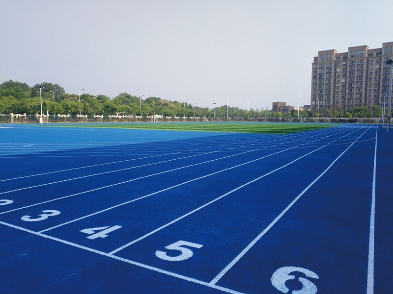 2014年原址重建新油小▲国防教育馆▲崭新的蓝色跑道▲现今的云机房